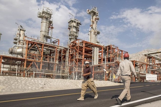 Iran, Russia sign 1 billion USD contract to build offshore drilling rigs - ảnh 1